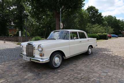 Mercedes-Benz 200 100.400 km 90.000 &euro; Mönchengladbach 41189