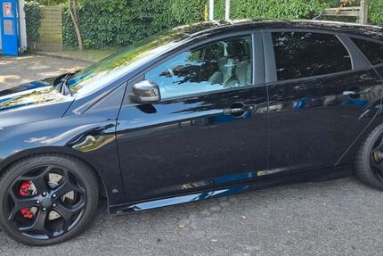 Ford Focus 84.000 km 14.200 &euro; Düsseldorf 40231